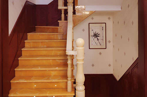 雷波中式别墅室内汉白玉石楼梯的定制安装装饰效果